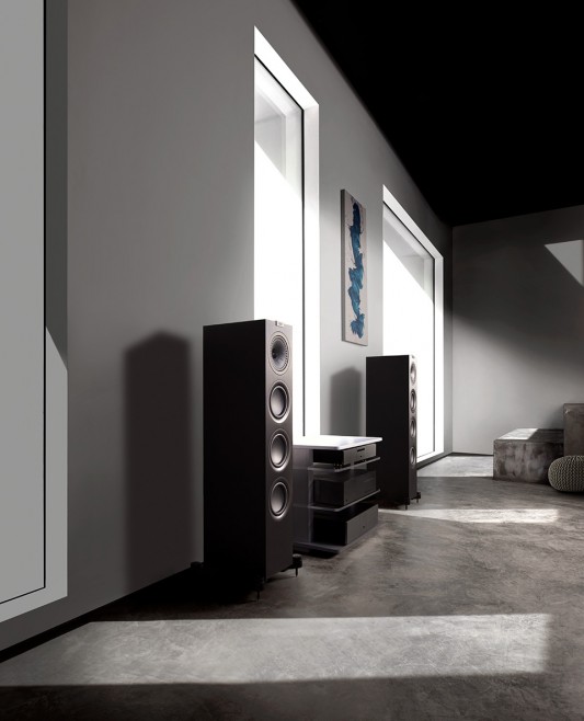 lifestyle_kef_q_black_floorstander2x