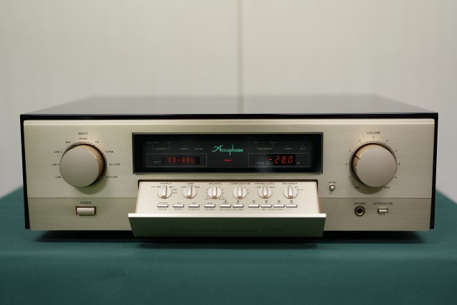 Accuphase C-2850 (2)